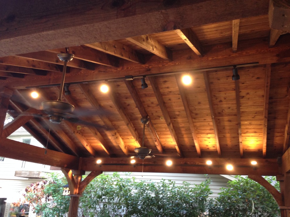 Großer Rustikaler Patio hinter dem Haus mit Outdoor-Küche, Gazebo und Natursteinplatten in Dallas
