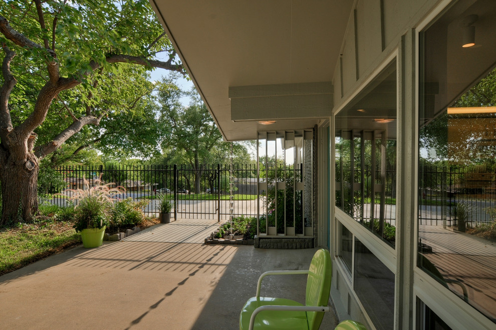 Пример оригинального дизайна: большой двор на заднем дворе в стиле модернизм с навесом и покрытием из бетонных плит