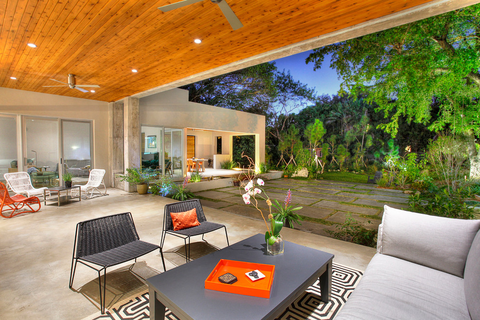Inspiration for a modern courtyard patio remodel in Miami