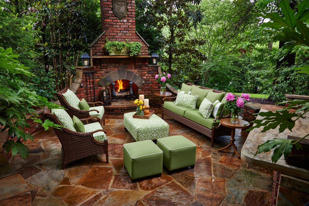 Imagen de patio clásico con chimenea
