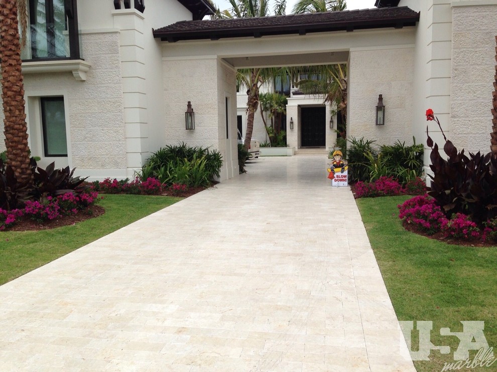 Idee per un ampio patio o portico moderno davanti casa con pavimentazioni in pietra naturale