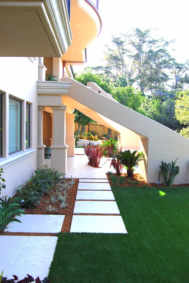 Cette photo montre une terrasse méditerranéenne avec un foyer extérieur.