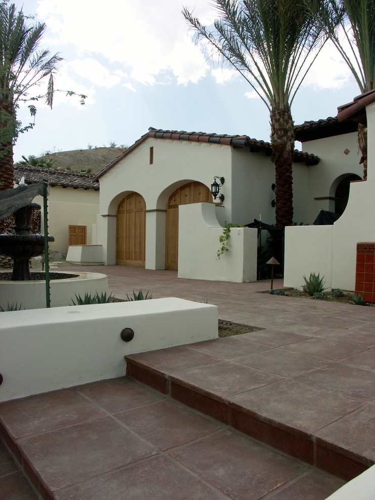 Ejemplo de patio mediterráneo en patio con suelo de baldosas