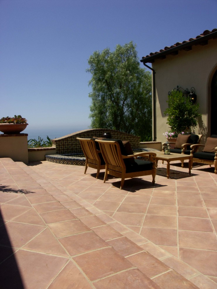 Источник вдохновения для домашнего уюта: двор на внутреннем дворе в средиземноморском стиле с покрытием из плитки