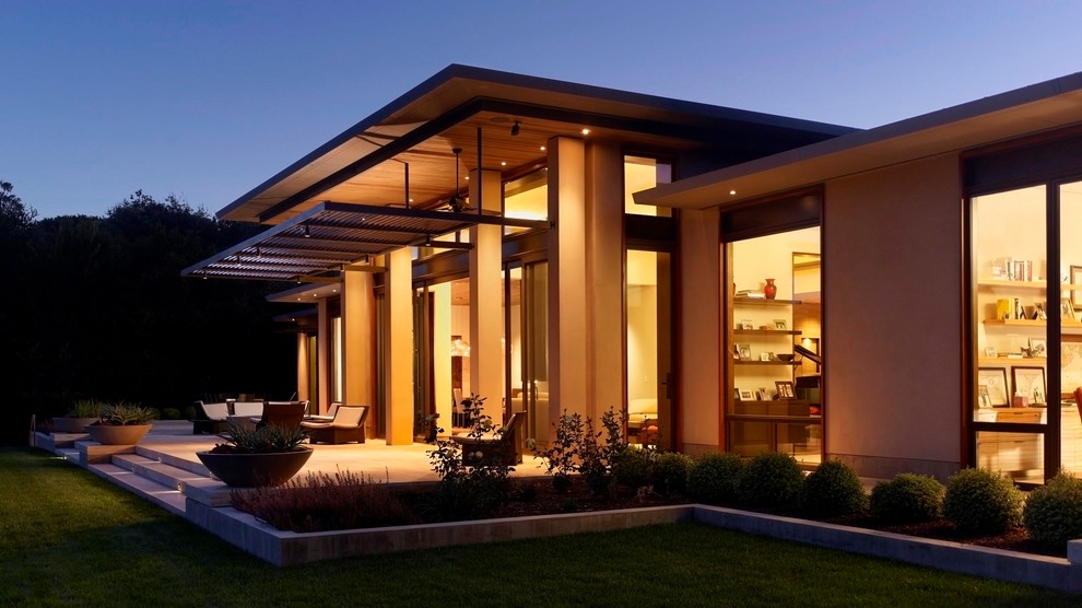 Diseño de patio moderno grande con losas de hormigón