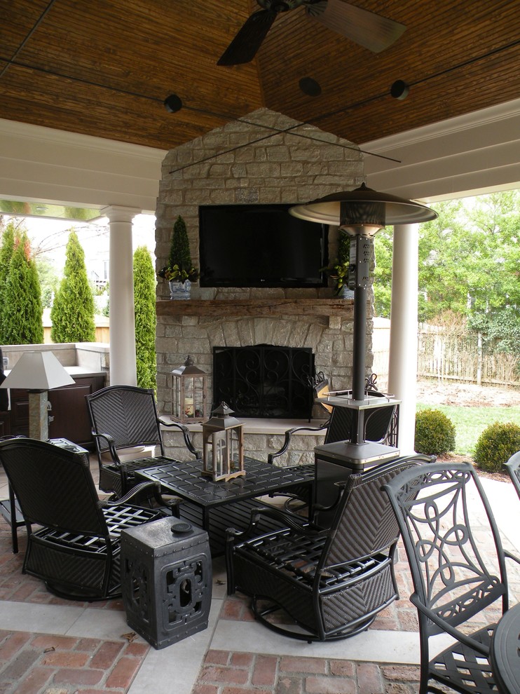 Aménagement d'une terrasse arrière classique de taille moyenne avec une cuisine d'été, des pavés en brique et un gazebo ou pavillon.