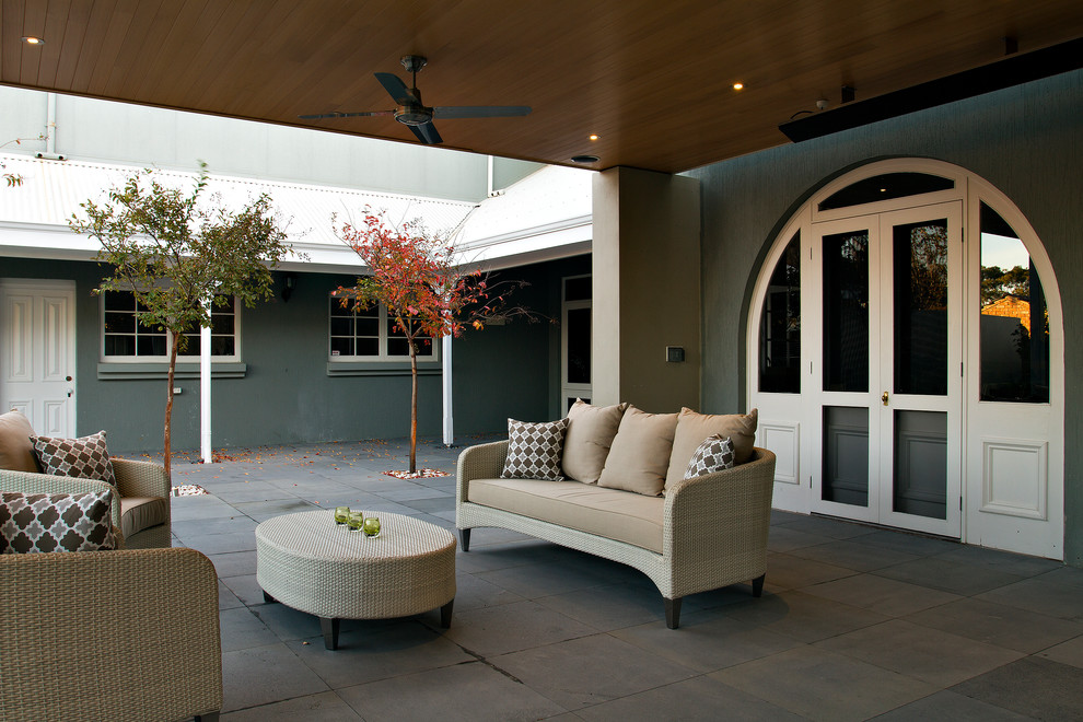 Пример оригинального дизайна: двор в современном стиле