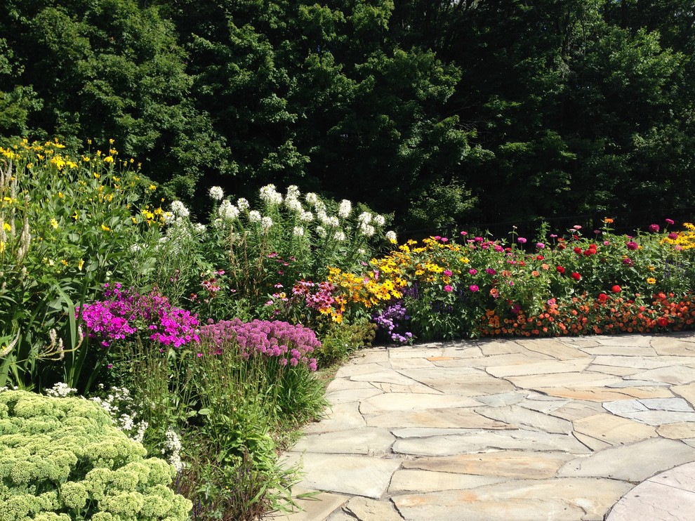 Пример оригинального дизайна: участок и сад среднего размера на заднем дворе в стиле рустика с покрытием из каменной брусчатки