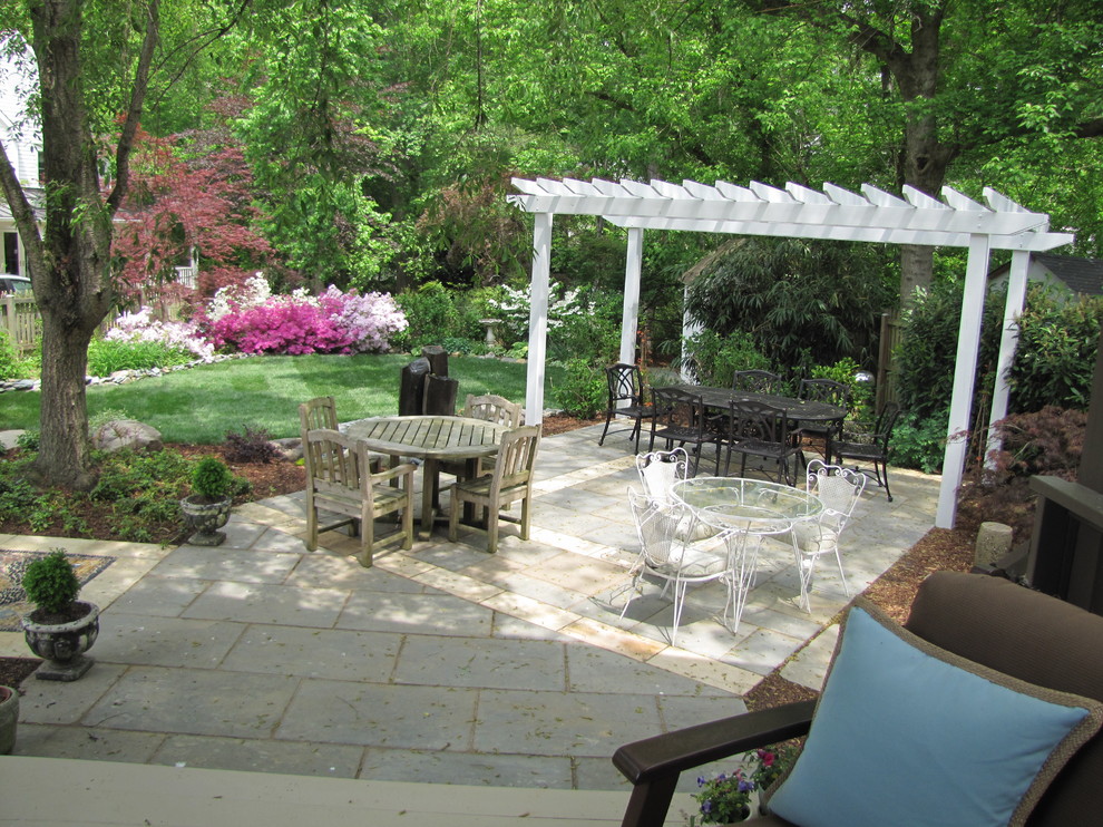 Pergola & Flagstone Patio Classique Terrasse et Patio Washington