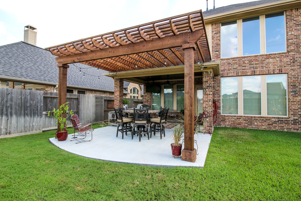 Mittelgroße Klassische Pergola hinter dem Haus mit Betonplatten in Houston