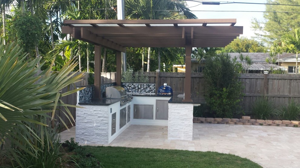 Inspiration pour une terrasse arrière design de taille moyenne avec une cuisine d'été et une pergola.