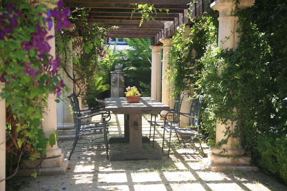 Esempio di un patio o portico mediterraneo con una pergola