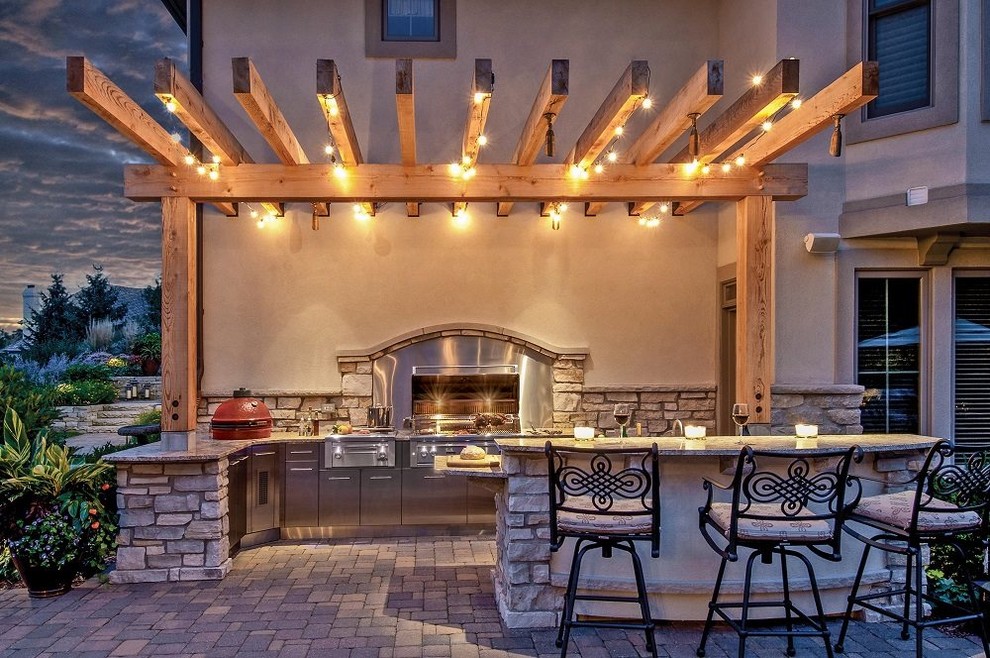 Idée de décoration pour une terrasse arrière sud-ouest américain de taille moyenne avec une cuisine d'été, des pavés en brique et une pergola.