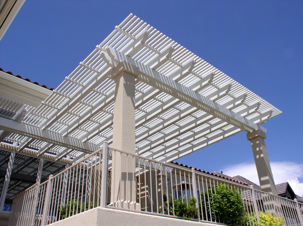 Cette photo montre une terrasse arrière moderne de taille moyenne avec une dalle de béton et une pergola.