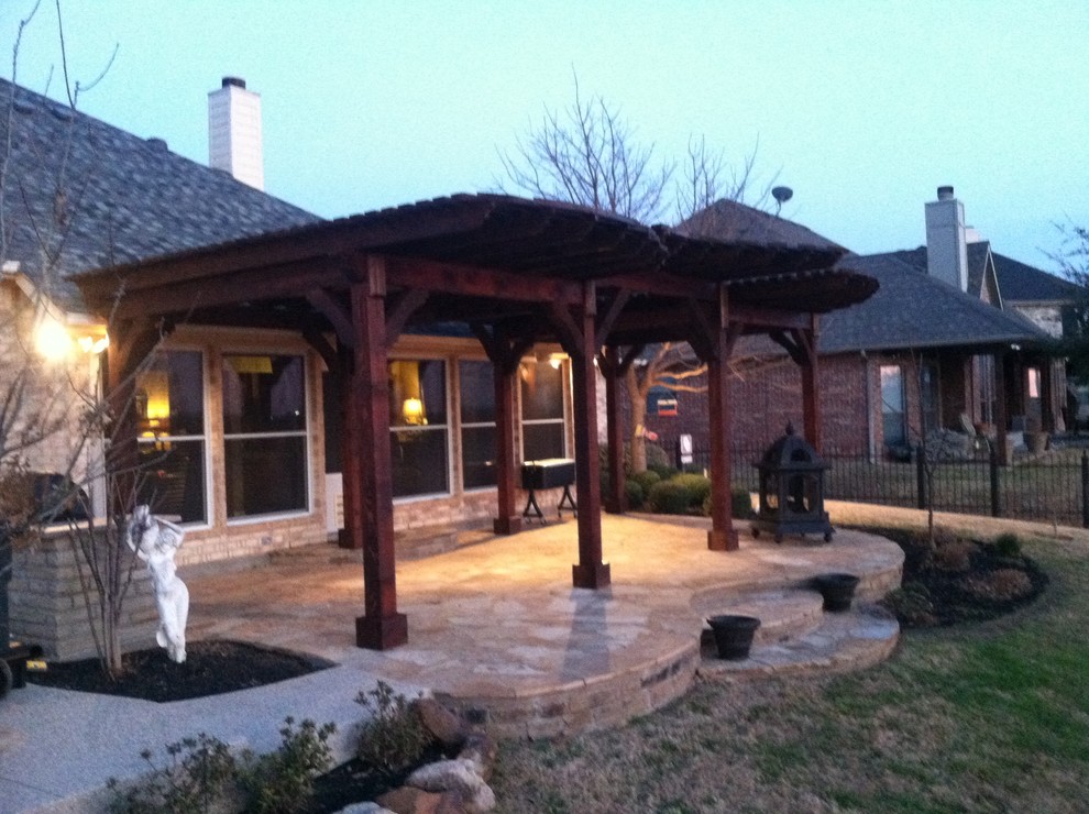Diseño de patio de estilo de casa de campo grande en patio trasero con pérgola