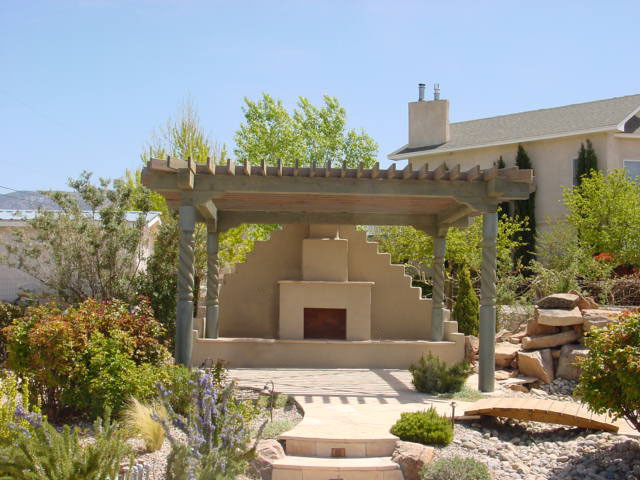 Immagine di un patio o portico stile americano di medie dimensioni e dietro casa con lastre di cemento e una pergola