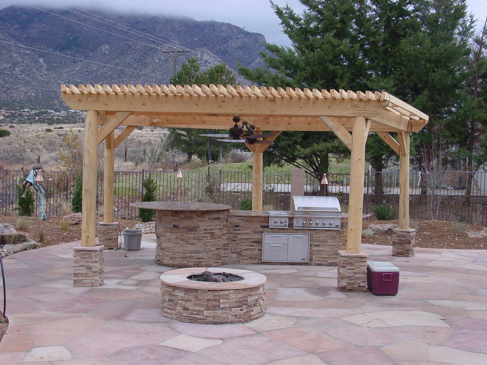 Immagine di un patio o portico classico di medie dimensioni e dietro casa con lastre di cemento e una pergola