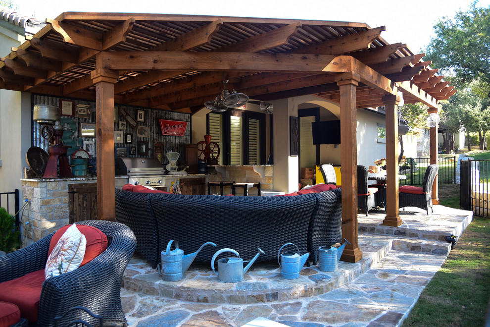 Foto di un patio o portico shabby-chic style di medie dimensioni e dietro casa con lastre di cemento e una pergola