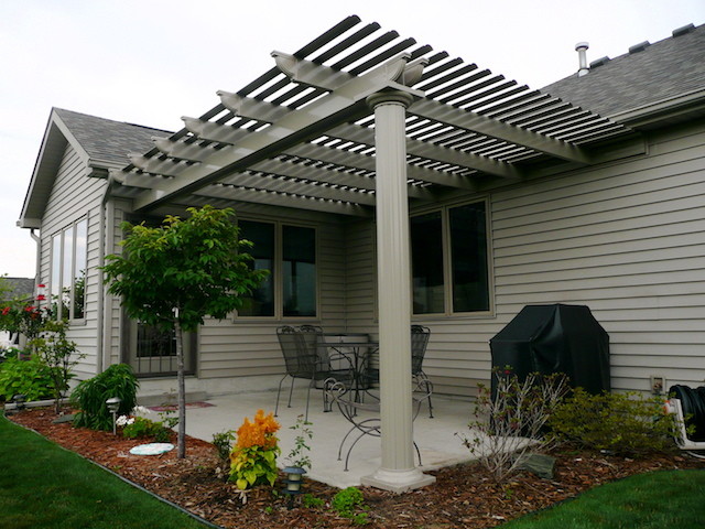 Modelo de patio clásico renovado en patio lateral con losas de hormigón y pérgola