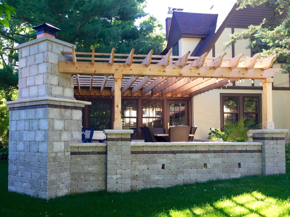 Ispirazione per un patio o portico design dietro casa con pavimentazioni in mattoni e una pergola