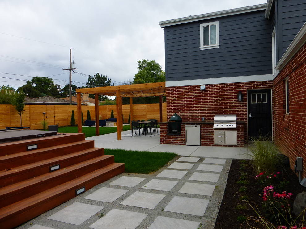 Diseño de patio minimalista en patio trasero con losas de hormigón