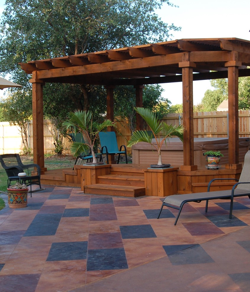 Imagen de patio tradicional renovado de tamaño medio en patio trasero con entablado, pérgola y fuente