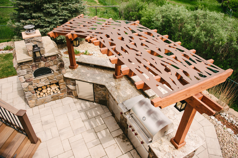 Diseño de patio de estilo americano grande en patio trasero con pérgola, cocina exterior y suelo de baldosas