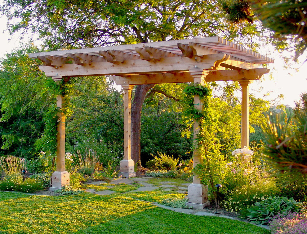 Diseño de patio clásico pequeño en patio trasero con pérgola y adoquines de piedra natural