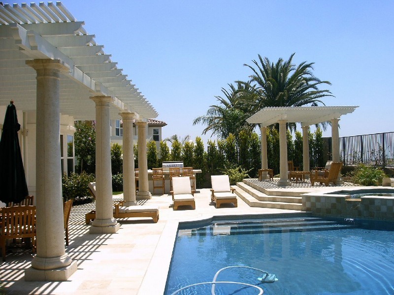 Foto de patio mediterráneo grande en patio trasero con cocina exterior, suelo de baldosas y pérgola