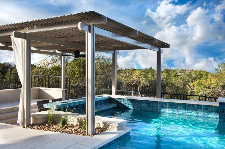 Mittelgroßer Klassischer Patio hinter dem Haus mit Wasserspiel in Miami