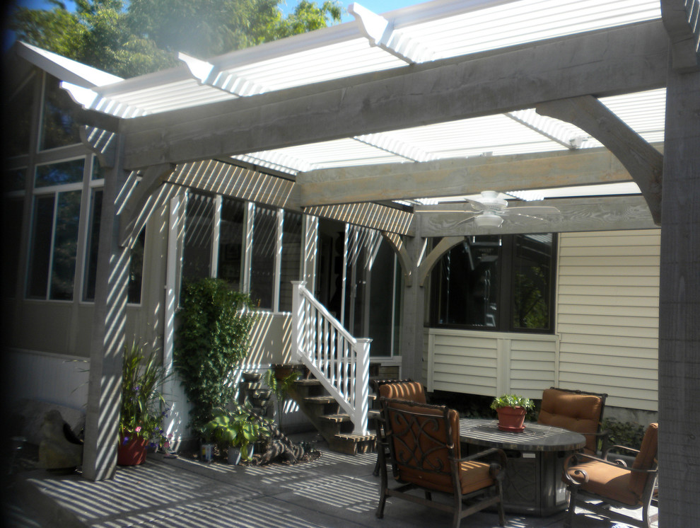 Modelo de patio clásico de tamaño medio en patio con cocina exterior, losas de hormigón y pérgola