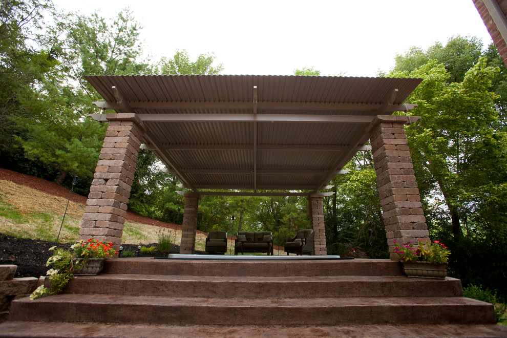Imagen de patio tradicional extra grande en patio trasero con fuente, adoquines de hormigón y pérgola