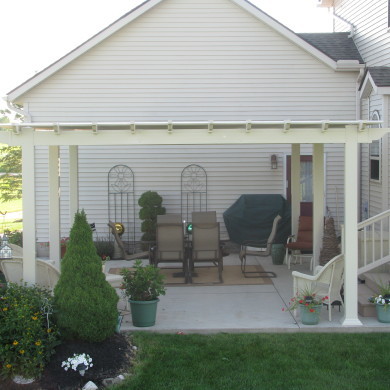 Idée de décoration pour une terrasse arrière tradition de taille moyenne avec du béton estampé et une pergola.