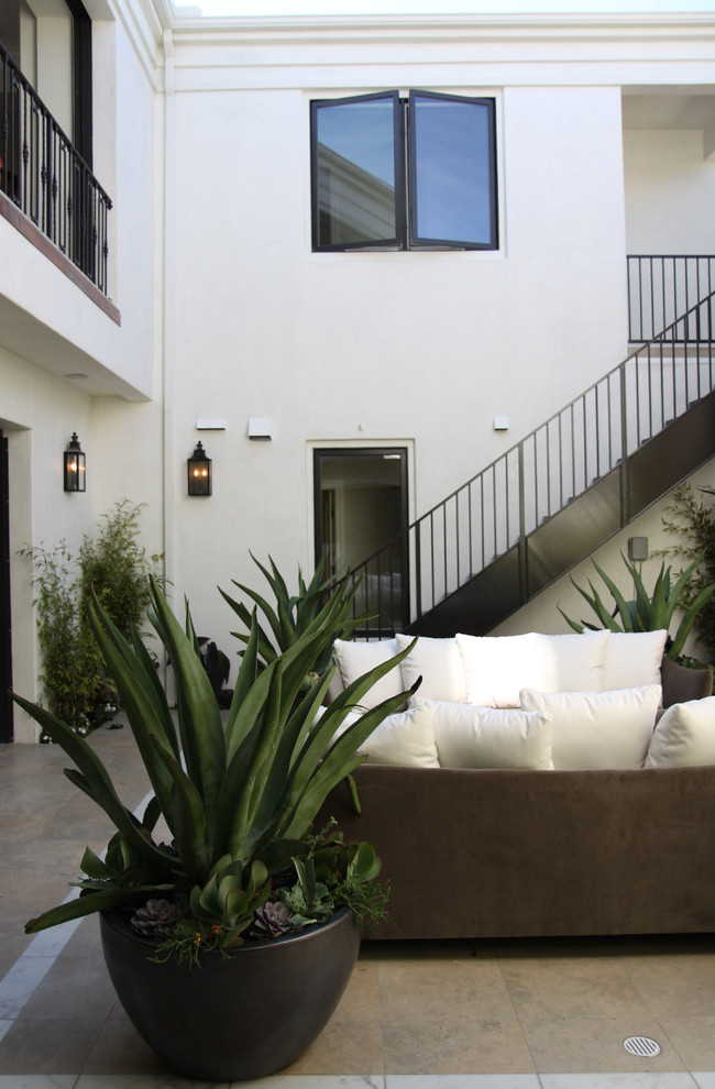 Стильный дизайн: двор среднего размера на внутреннем дворе в современном стиле с фонтаном и покрытием из плитки без защиты от солнца - последний тренд