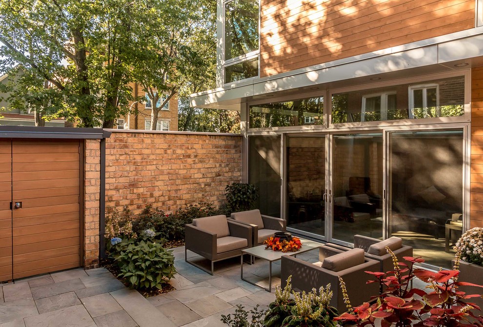Idee per un patio o portico contemporaneo di medie dimensioni e nel cortile laterale con piastrelle e nessuna copertura