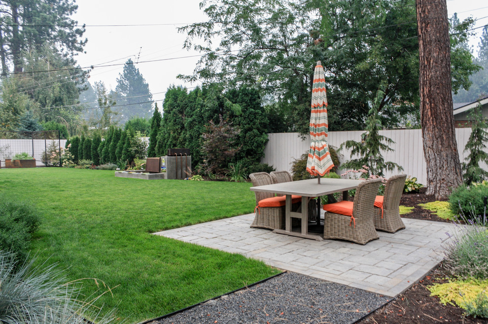 Großer, Unbedeckter Mid-Century Patio hinter dem Haus mit Wasserspiel und Betonboden in Seattle