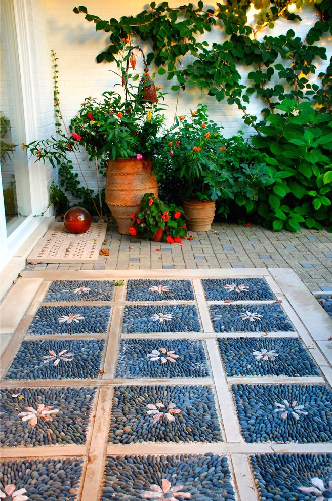 Idee per un piccolo patio o portico boho chic in cortile con pavimentazioni in pietra naturale