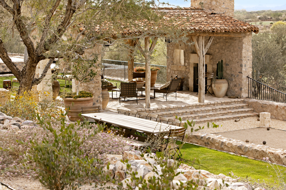 Foto de patio mediterráneo con adoquines de ladrillo