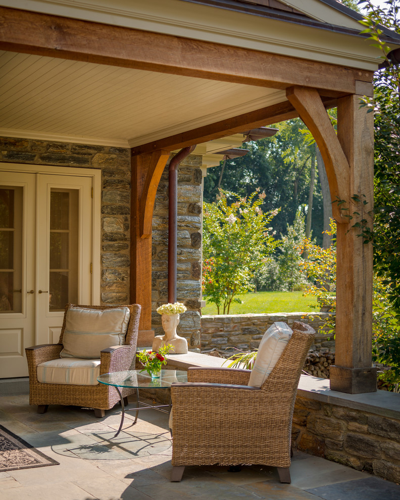 Diseño de patio clásico grande en patio trasero y anexo de casas con adoquines de piedra natural