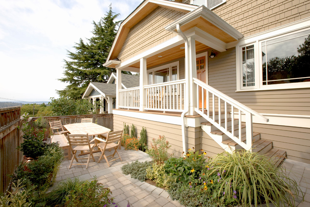 Источник вдохновения для домашнего уюта: двор в стиле кантри с мощением тротуарной плиткой без защиты от солнца