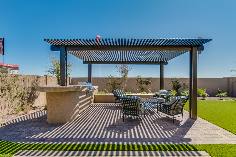 Foto di un ampio patio o portico minimal dietro casa con pavimentazioni in mattoni e un tetto a sbalzo