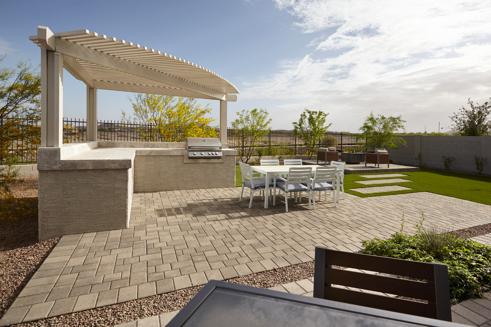 Idee per un ampio patio o portico contemporaneo dietro casa con cemento stampato e nessuna copertura