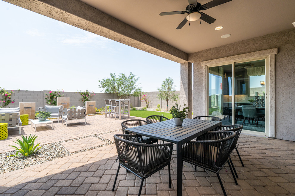 Mittelgroßer, Überdachter Moderner Patio hinter dem Haus mit Natursteinplatten in Phoenix