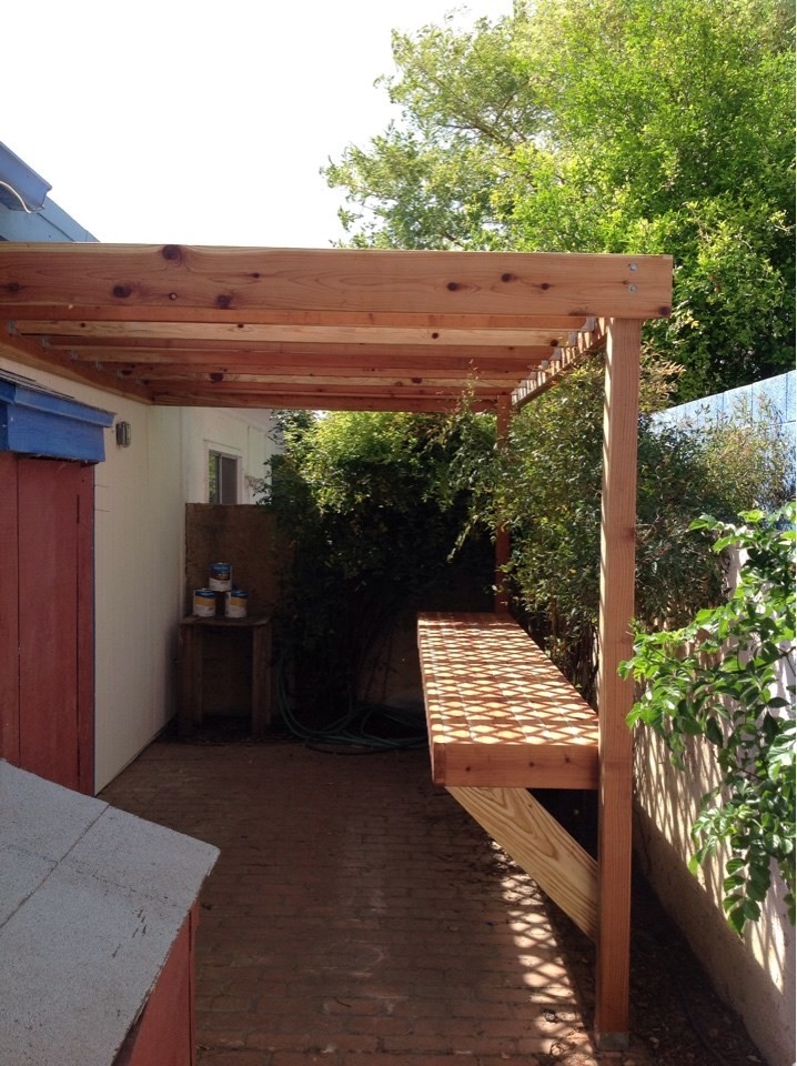 Idee per un piccolo patio o portico american style nel cortile laterale con una pergola
