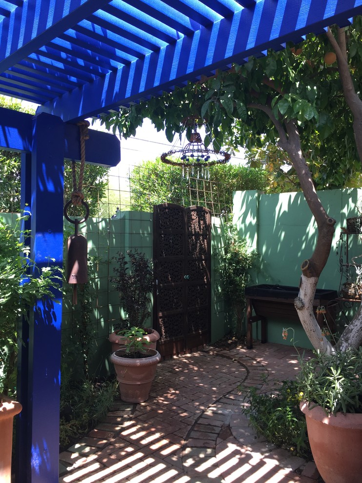 Пример оригинального дизайна: маленький двор на заднем дворе в стиле фьюжн с мощением клинкерной брусчаткой для на участке и в саду