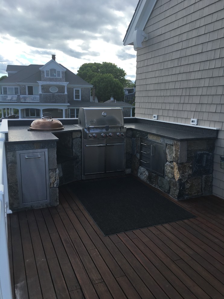 Aménagement d'une terrasse arrière contemporaine de taille moyenne avec une cuisine d'été et aucune couverture.