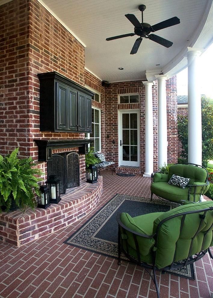 Источник вдохновения для домашнего уюта: большой двор на заднем дворе в классическом стиле с местом для костра, покрытием из декоративного бетона и навесом