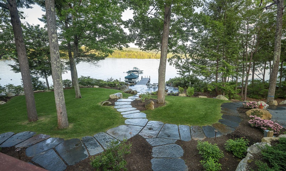 Diseño de patio clásico de tamaño medio sin cubierta en patio trasero con adoquines de piedra natural