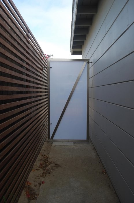 Mittelgroßer Moderner Patio neben dem Haus mit Betonplatten in Los Angeles