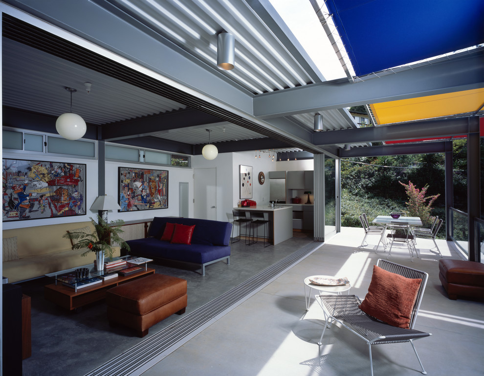 Источник вдохновения для домашнего уюта: большой двор на заднем дворе в современном стиле с навесом, летней кухней и покрытием из бетонных плит